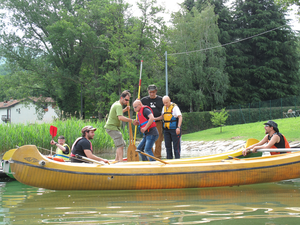 IN CANOA SUL LAGO